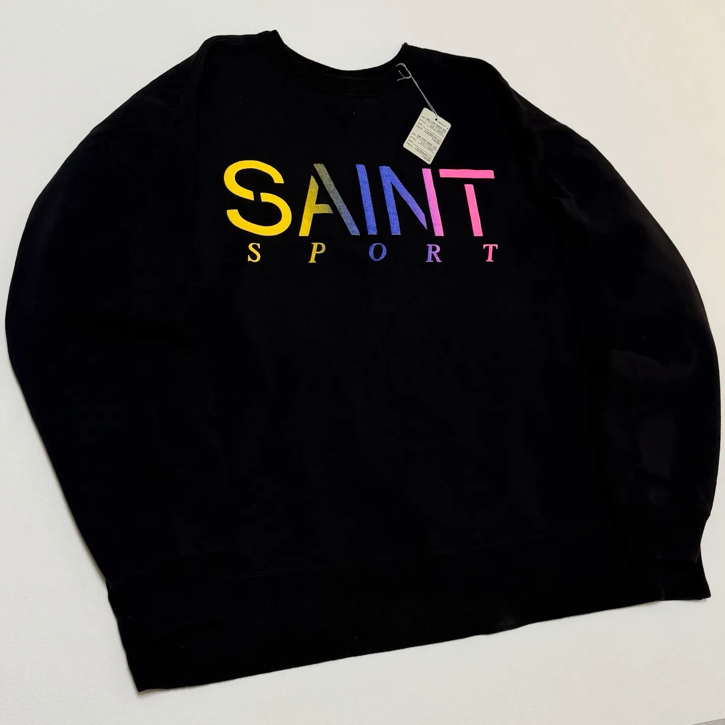 SAINT Mxxxxxx CRW NECK SWET/SAINT SPORT/BLK Colorful Gradient SAINT Round Neck Sweatshirt Black S-XL Original 420g David's Cloth Light Fleece Genuine Plate Main Mark Washing Mark and Other Accessories Complete and Correct Correct Level of Printing Technology Natural Gradient Transition Original Loose Fit Comfortable and Easy to Wear